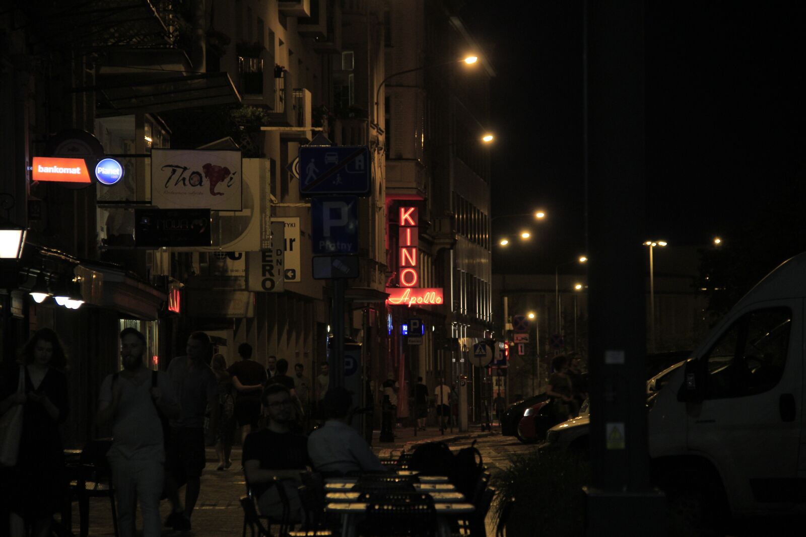 Canon EOS 650D (EOS Rebel T4i / EOS Kiss X6i) + Canon EF-S 18-200mm F3.5-5.6 IS sample photo. Neon, night, city photography