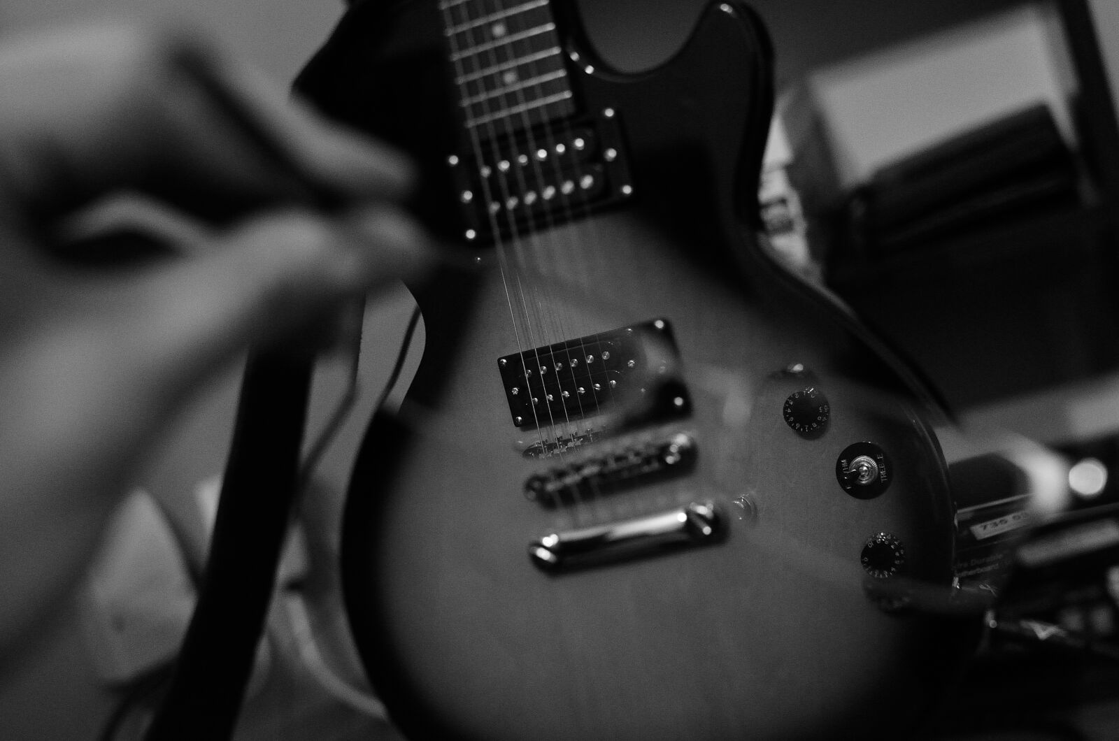 Nikon D5100 + Nikon AF-S DX Nikkor 35mm F1.8G sample photo. Glasses, guitar photography