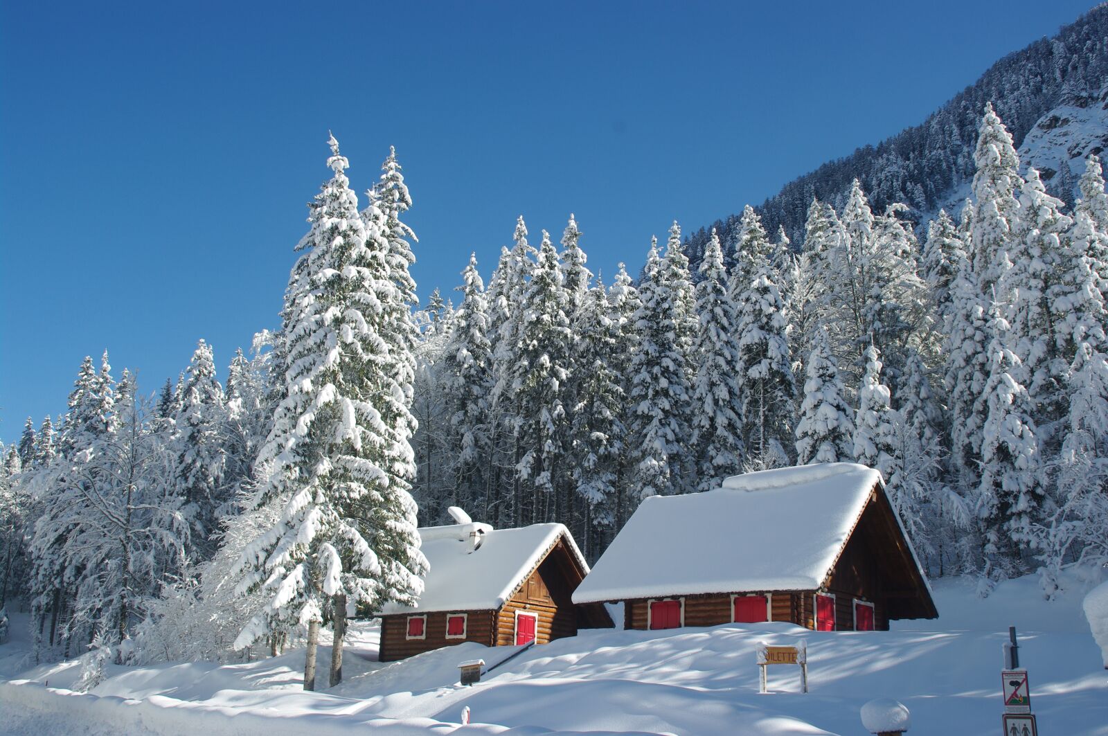Pentax K20D sample photo. Cabin, alps, winter photography