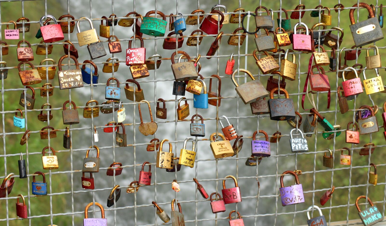 Canon EOS 1200D (EOS Rebel T5 / EOS Kiss X70 / EOS Hi) sample photo. Padlocks, bridge, over flow photography