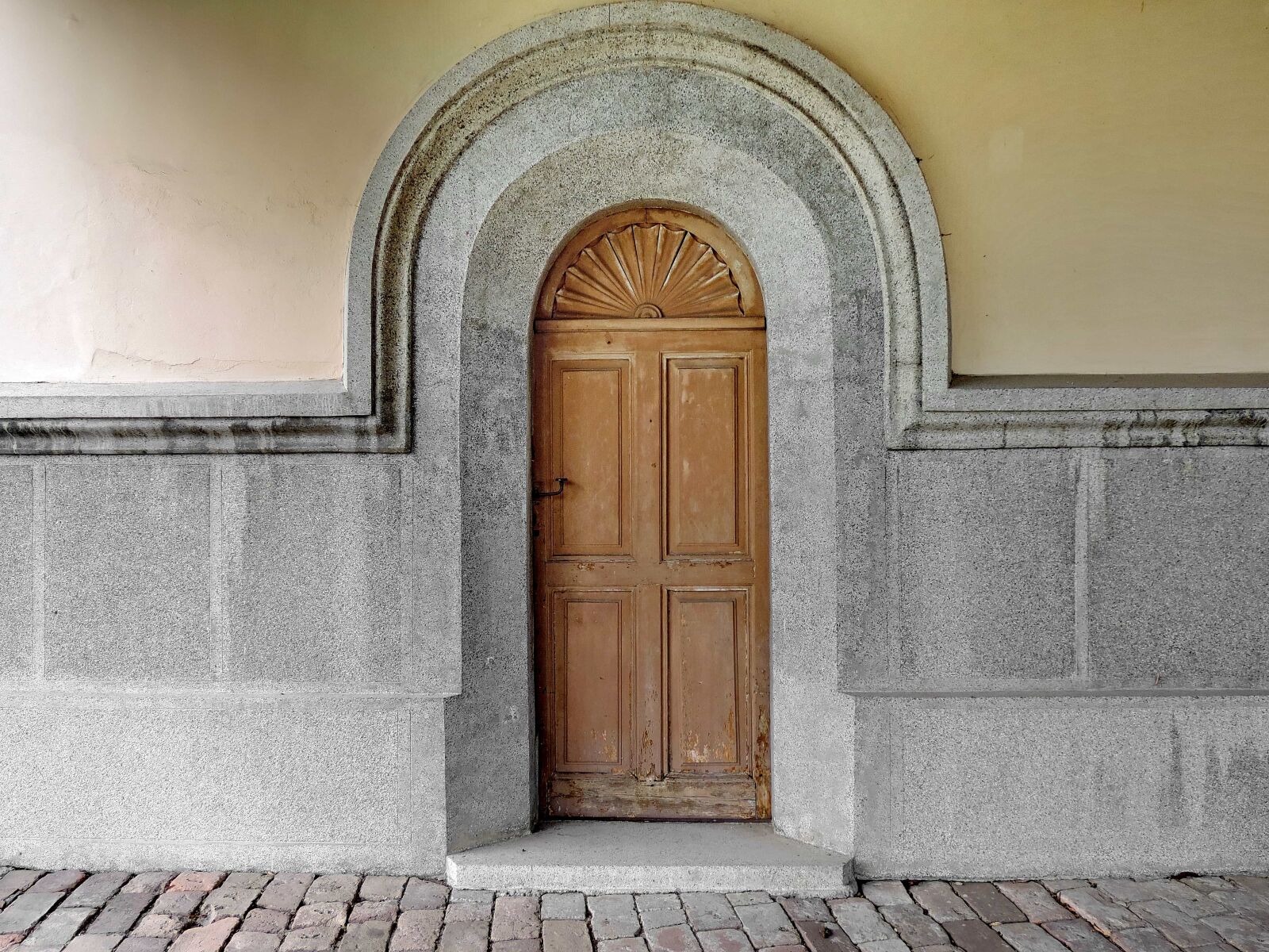 Nikon Coolpix P520 sample photo. Arch, front door, wall photography