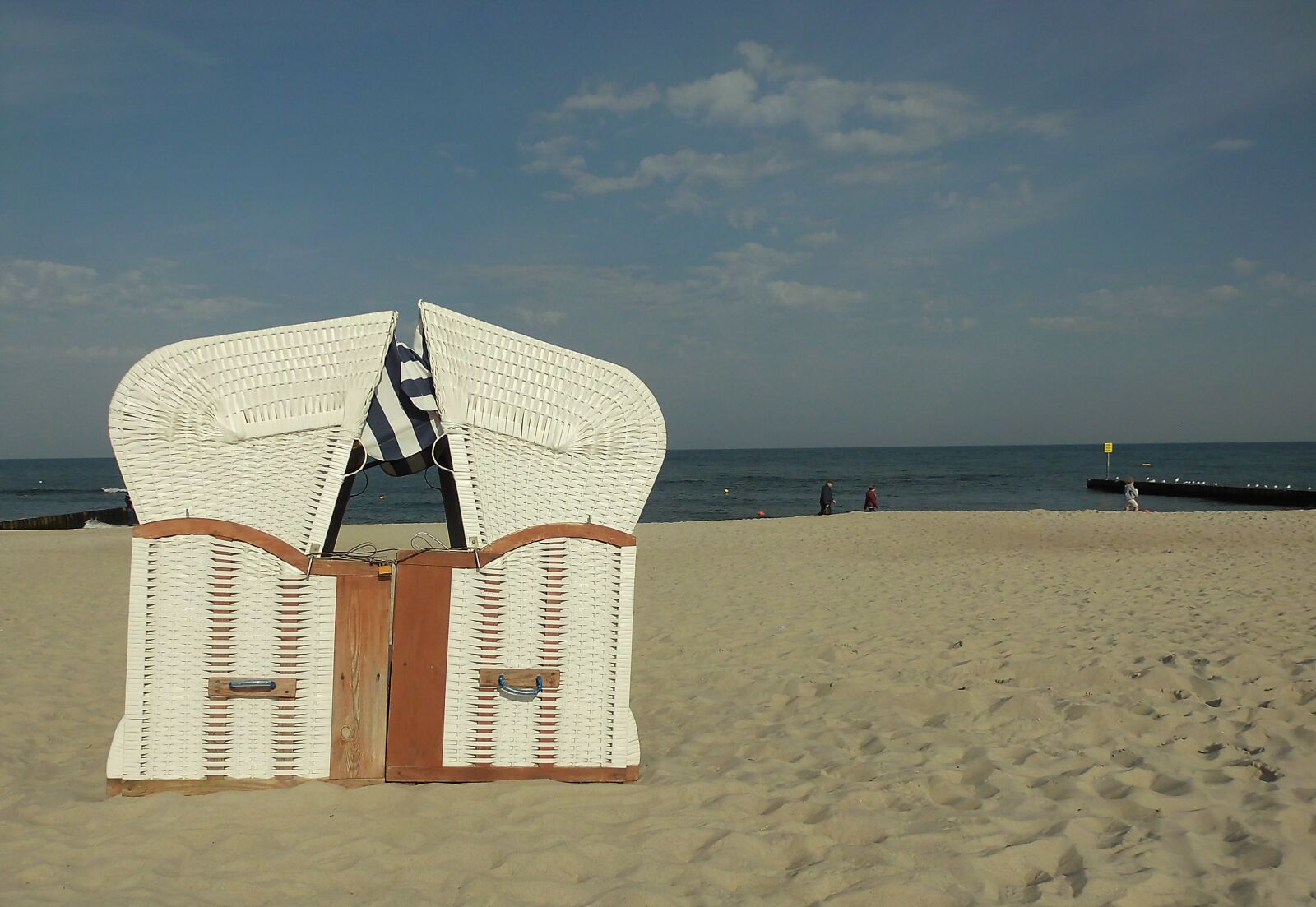 MEDION MD86824 sample photo. Baltic sea, clubs, togetherness photography