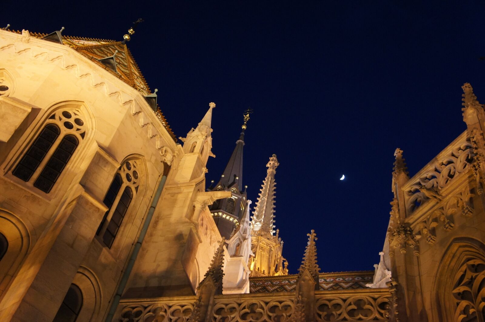 Sony Alpha NEX-5 + Sony E 18-55mm F3.5-5.6 OSS sample photo. Budapest, church, moon photography