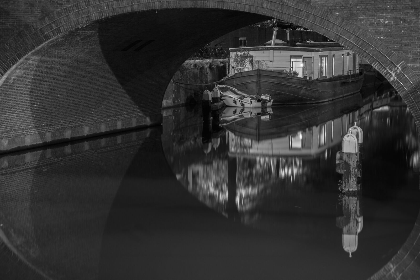 Nikon D600 sample photo. Black, boat, boat, house photography