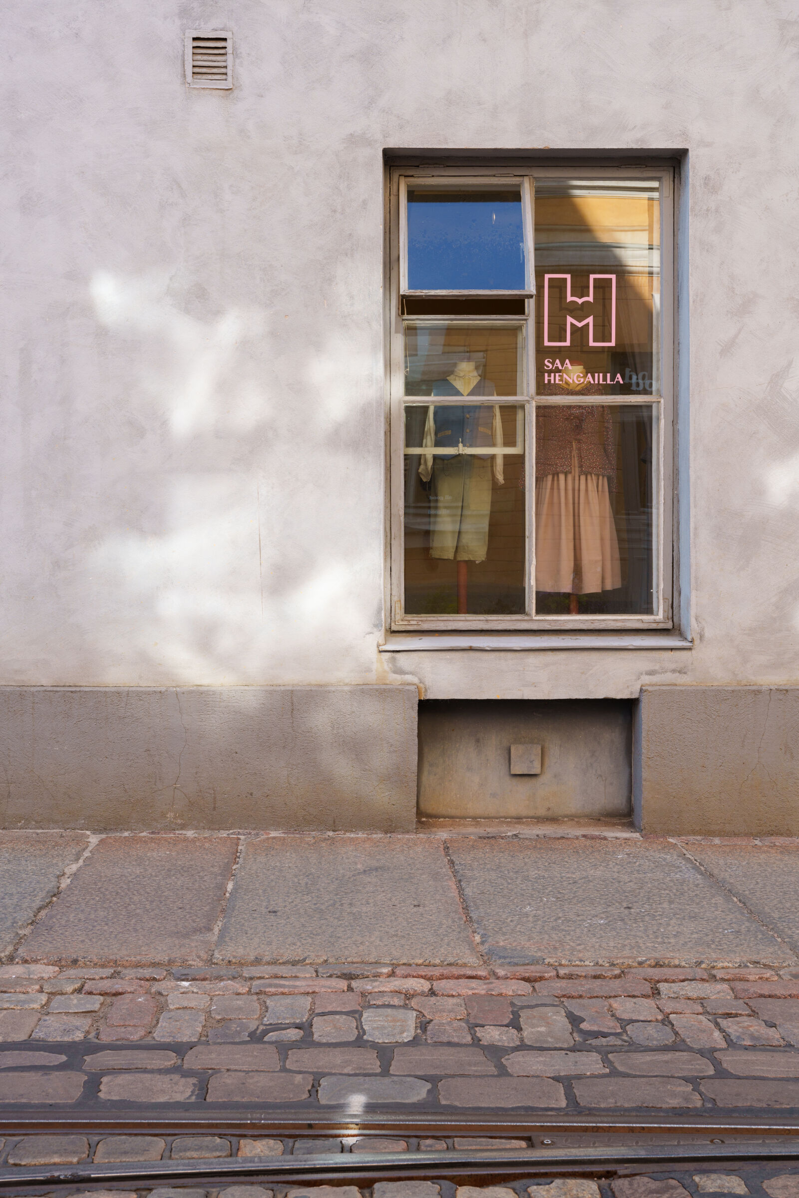 Sigma 28-45mm F1.8 DG DN Art sample photo. Museum street photography
