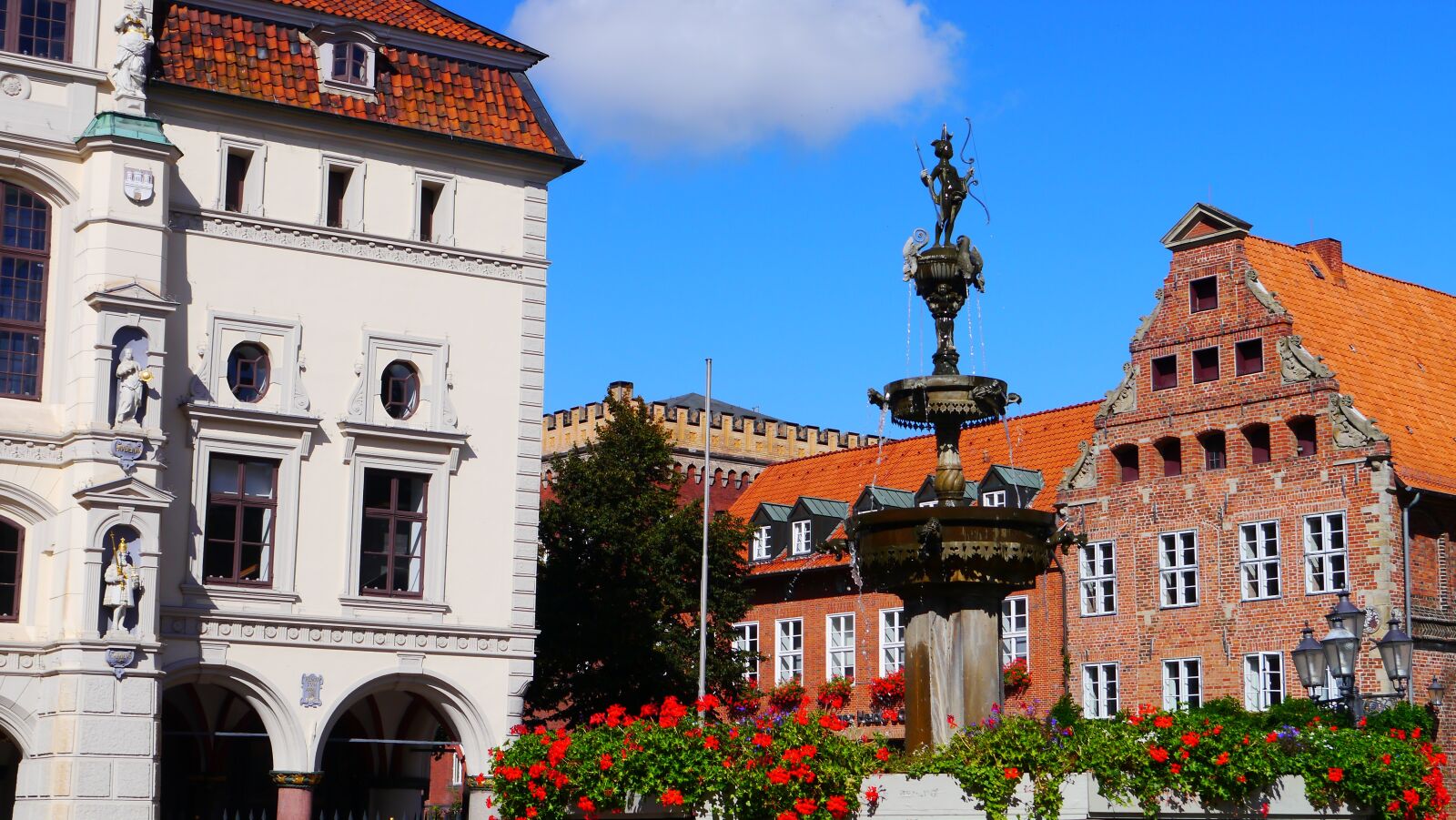 Panasonic Lumix DMC-G3 sample photo. Lüneburg, market-place, fountain photography