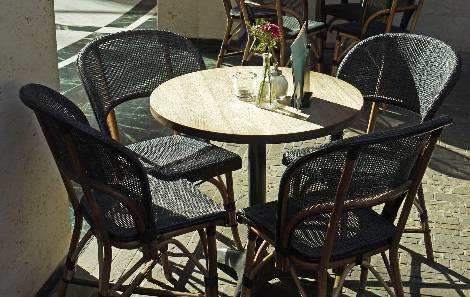 Panasonic Lumix DMC-G1 sample photo. Round table, cafe, bistro photography