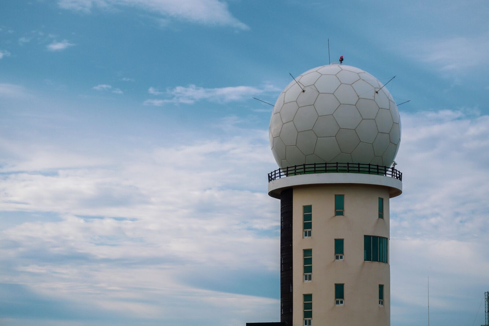 Sony E 16-50mm F3.5-5.6 PZ OSS sample photo. Sky, radar, tower photography