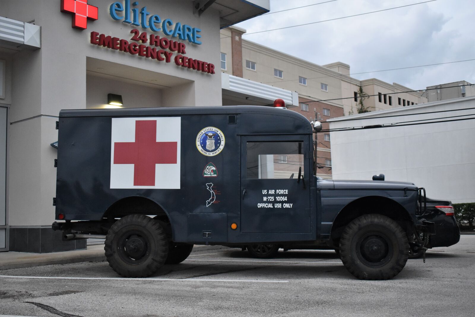 Nikon D3500 sample photo. Ambulance, antique, medic photography