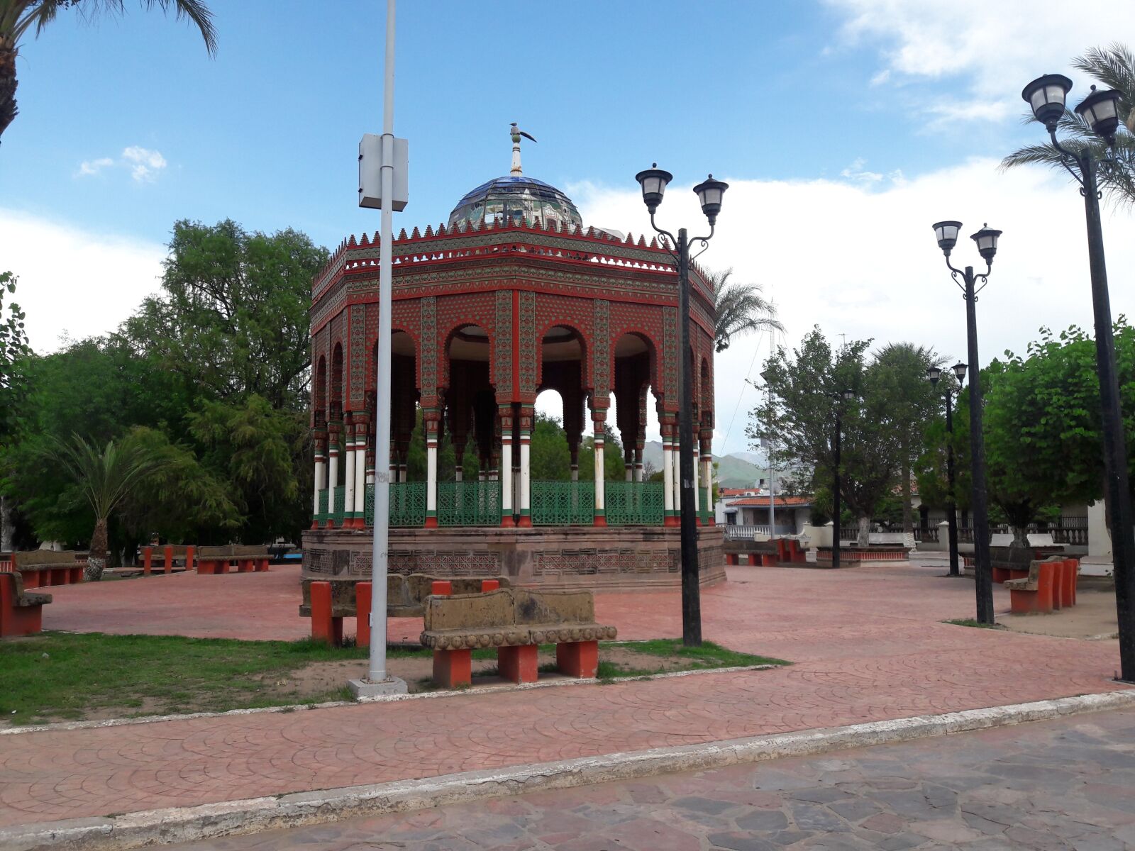 Samsung Galaxy J7 sample photo. Plaza with kiosk, in photography