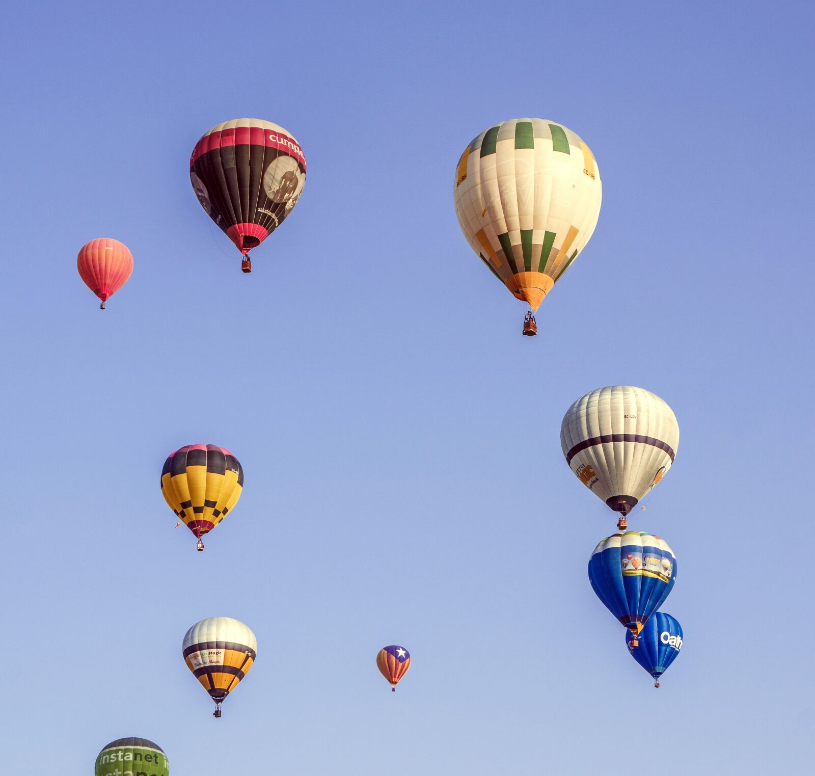 Sony E 55-210mm F4.5-6.3 OSS sample photo. Balloons, hot air, adventure photography