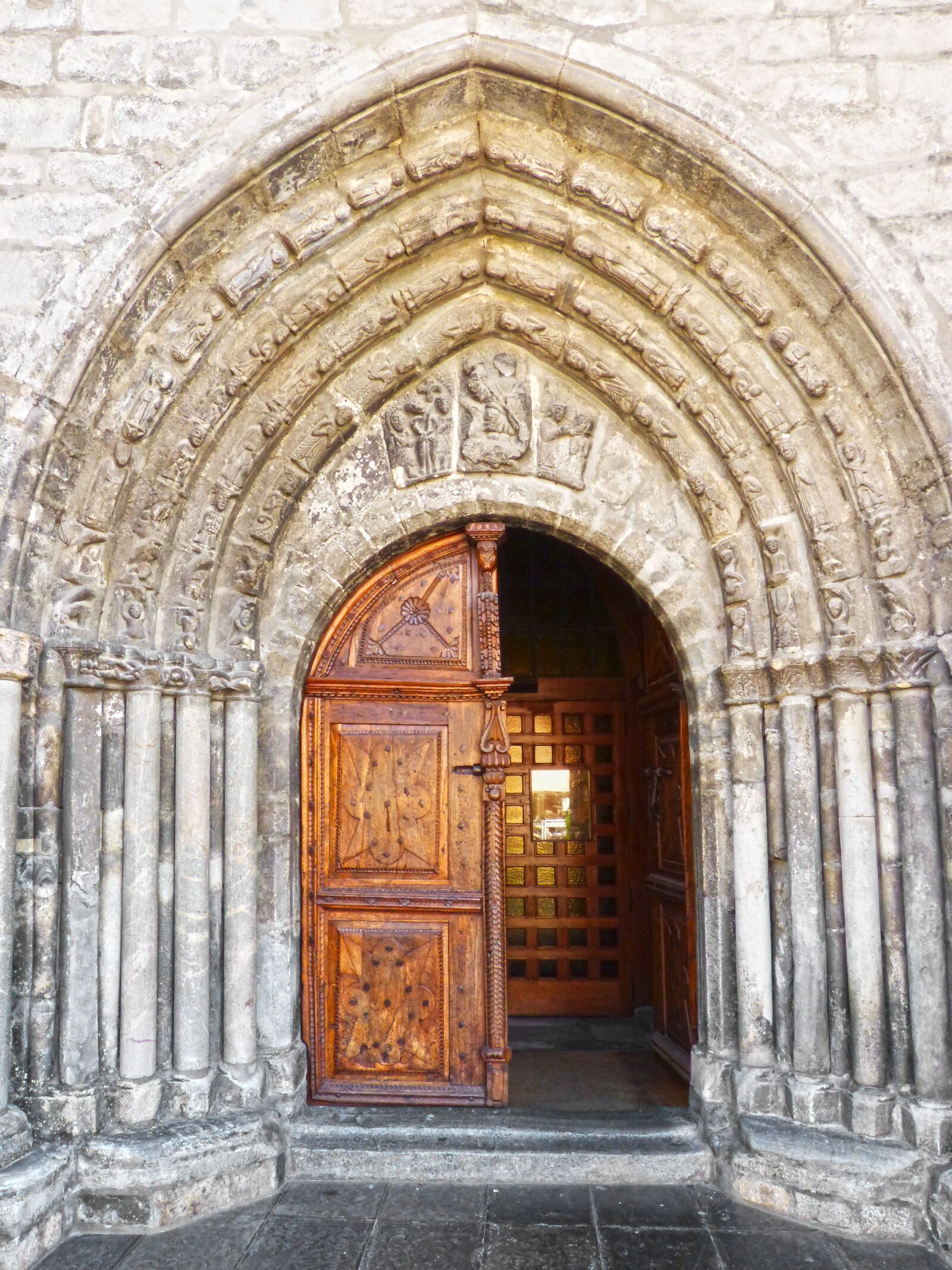 Panasonic DMC-FZ62 sample photo. Gothic, portal, portalada photography