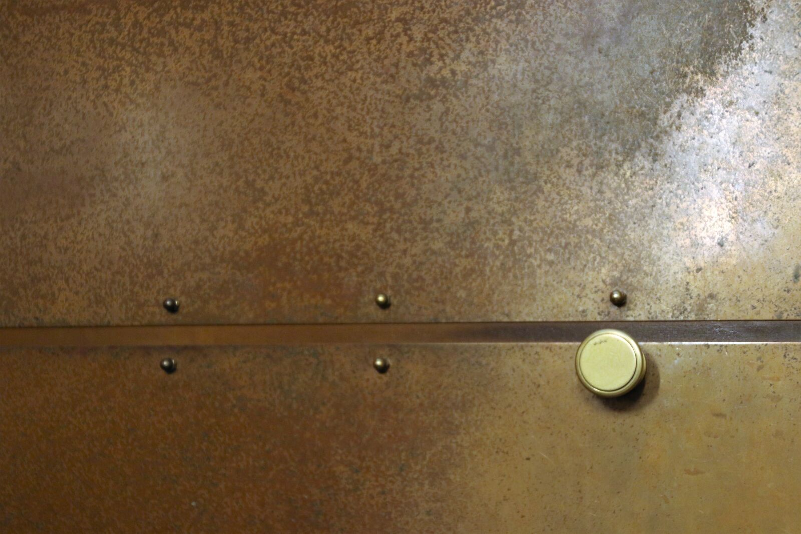 Canon EOS 7D Mark II sample photo. Copper, door, gold, knob photography