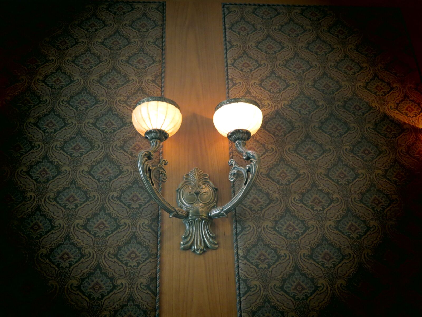 Canon PowerShot SX40 HS sample photo. Lamp, sconce, light photography