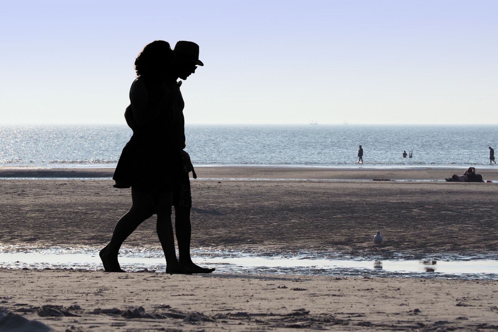 Olympus OM-D E-M10 sample photo. Beach, backlighting, human photography