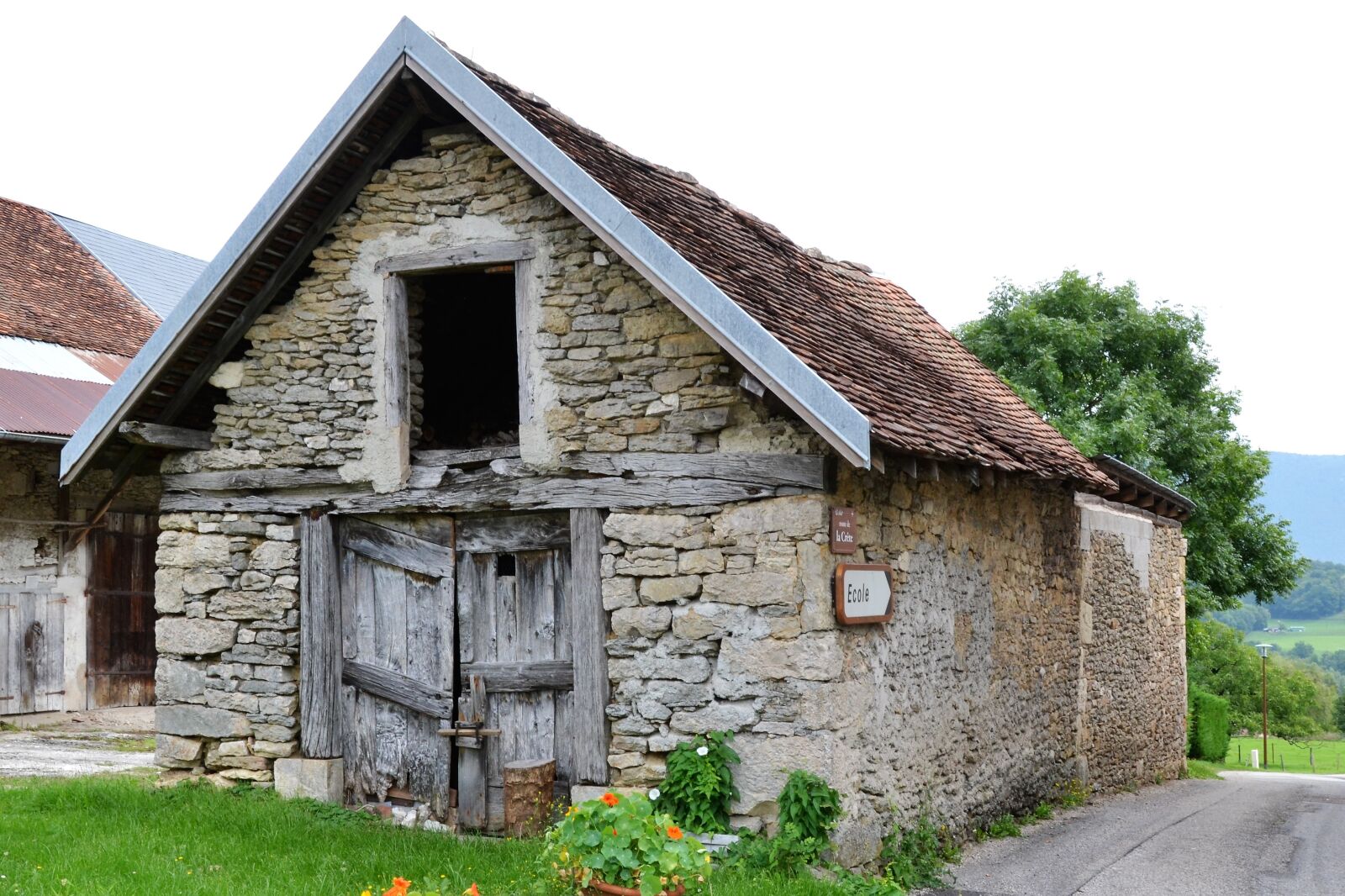 Nikon D3100 sample photo. Barn, doors, tournus photography