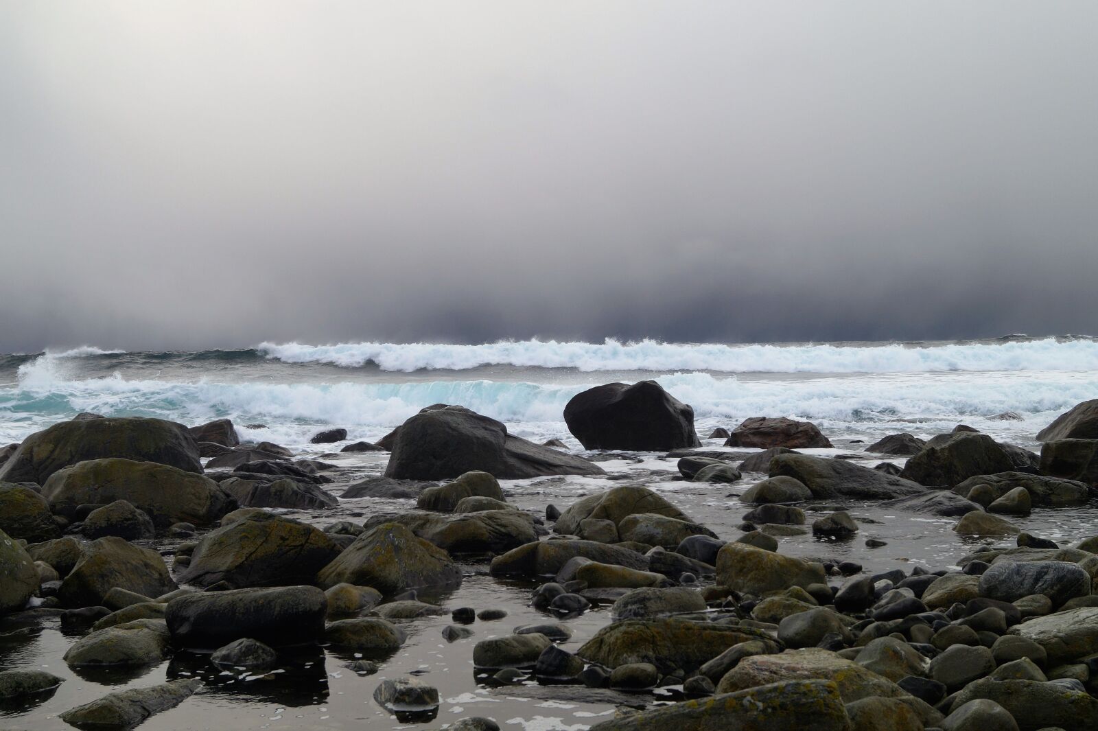 Sony DT 18-55mm F3.5-5.6 SAM II sample photo. Ocean, stones, water photography