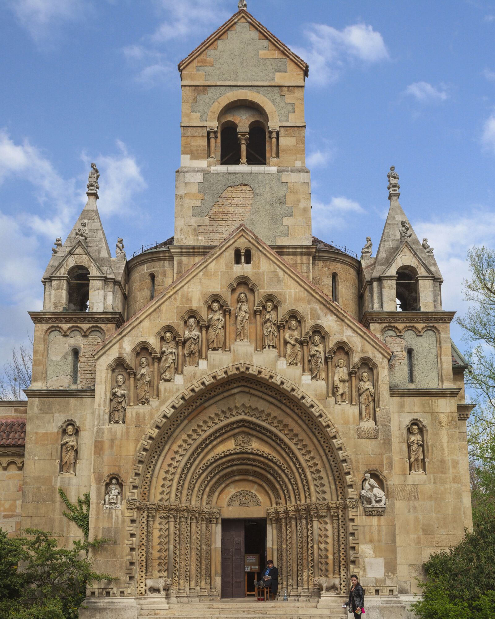 Canon EF 17-40mm F4L USM sample photo. Budapest, church, architecture photography
