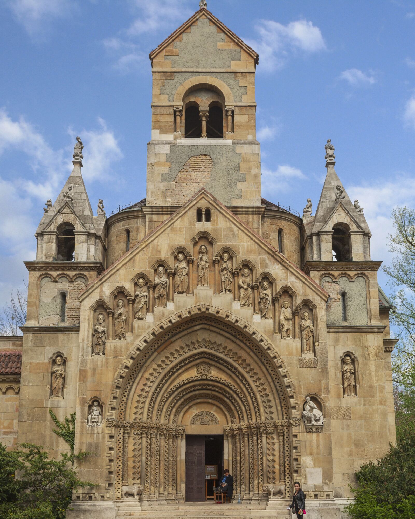 Canon EOS 5D Mark III + Canon EF 17-40mm F4L USM sample photo. Budapest, church, architecture photography