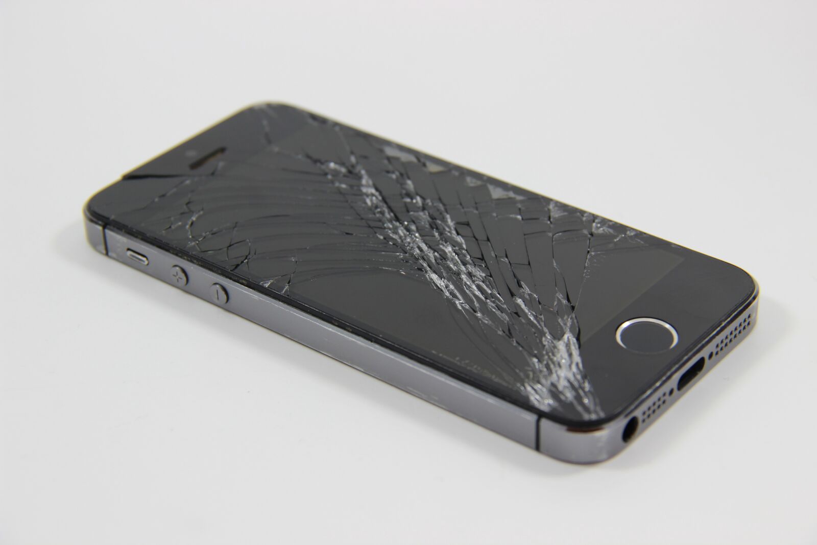 Canon EF-S 18-135mm F3.5-5.6 IS sample photo. Broken display, broken iphone photography