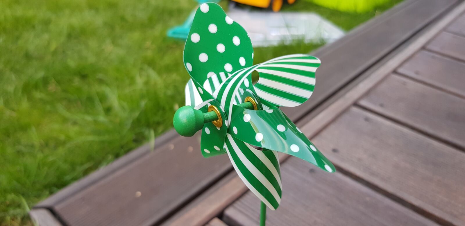 Samsung Galaxy S8 sample photo. Green, windmill, toy photography