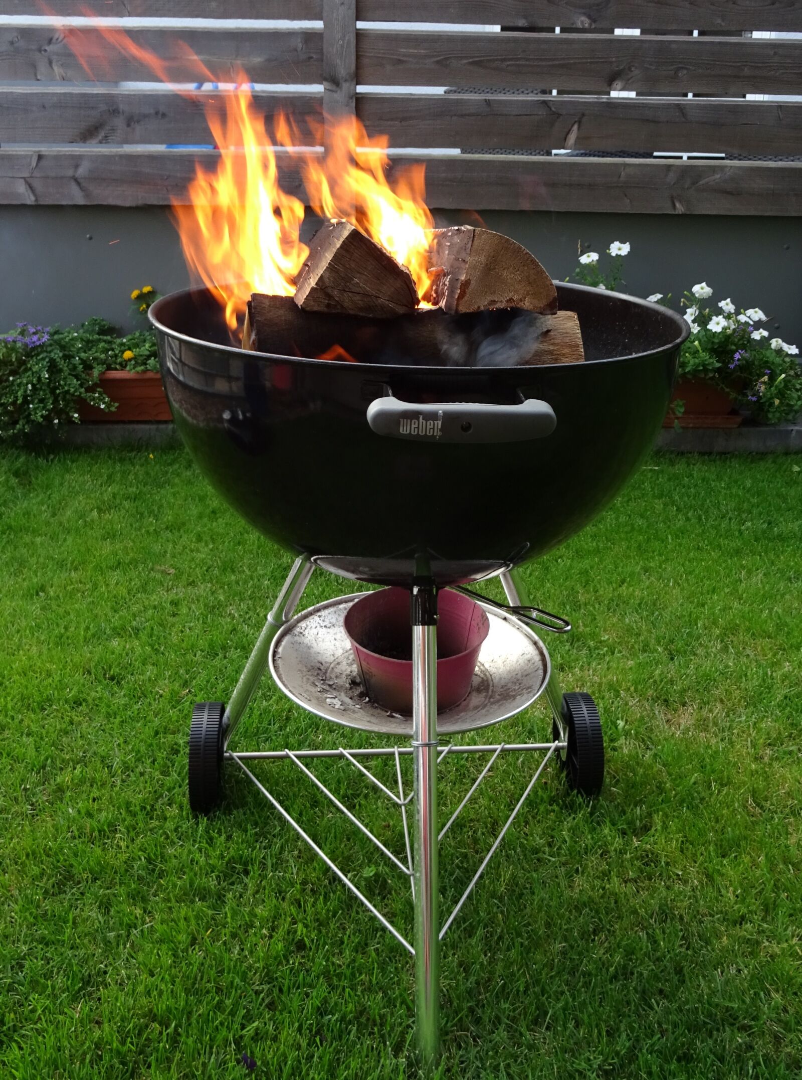 Sony DSC-HX60 sample photo. Grill, fire, wood photography
