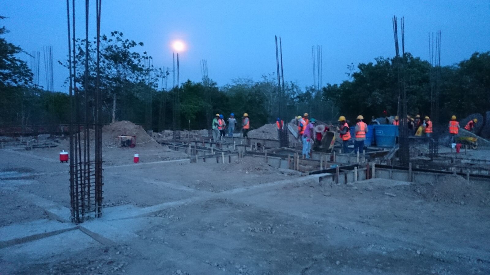 Sony Xperia Z1 sample photo. Jobs, night, construction photography