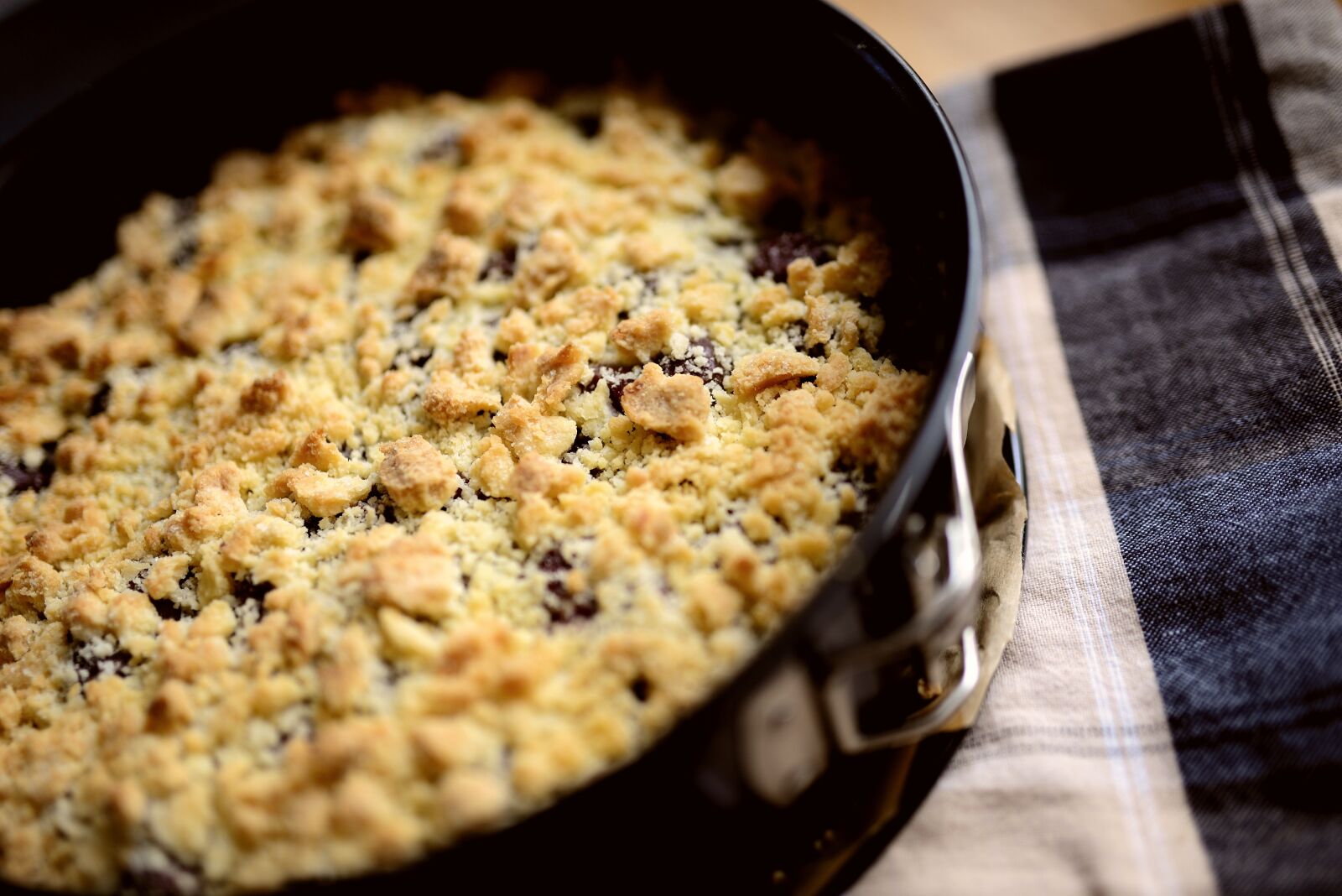 Nikon D610 sample photo. Cake, cherry pie, streusel photography