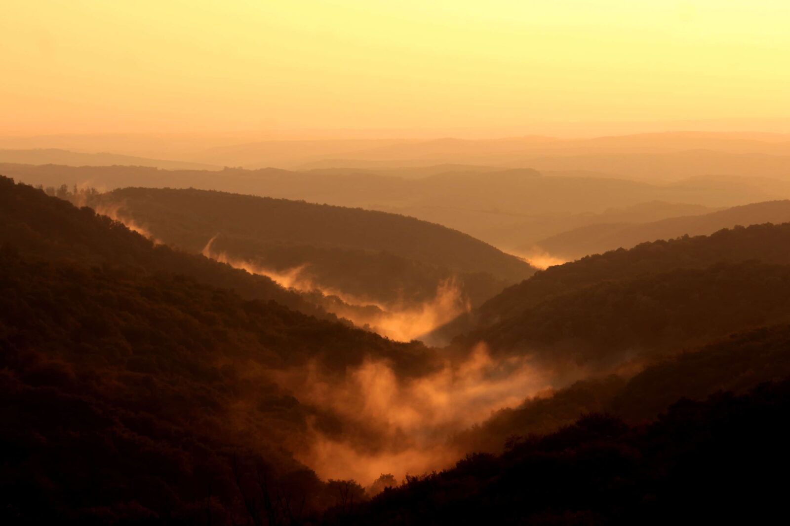 Canon EOS 1100D (EOS Rebel T3 / EOS Kiss X50) sample photo. Landscape, dawn, mountain, sky photography