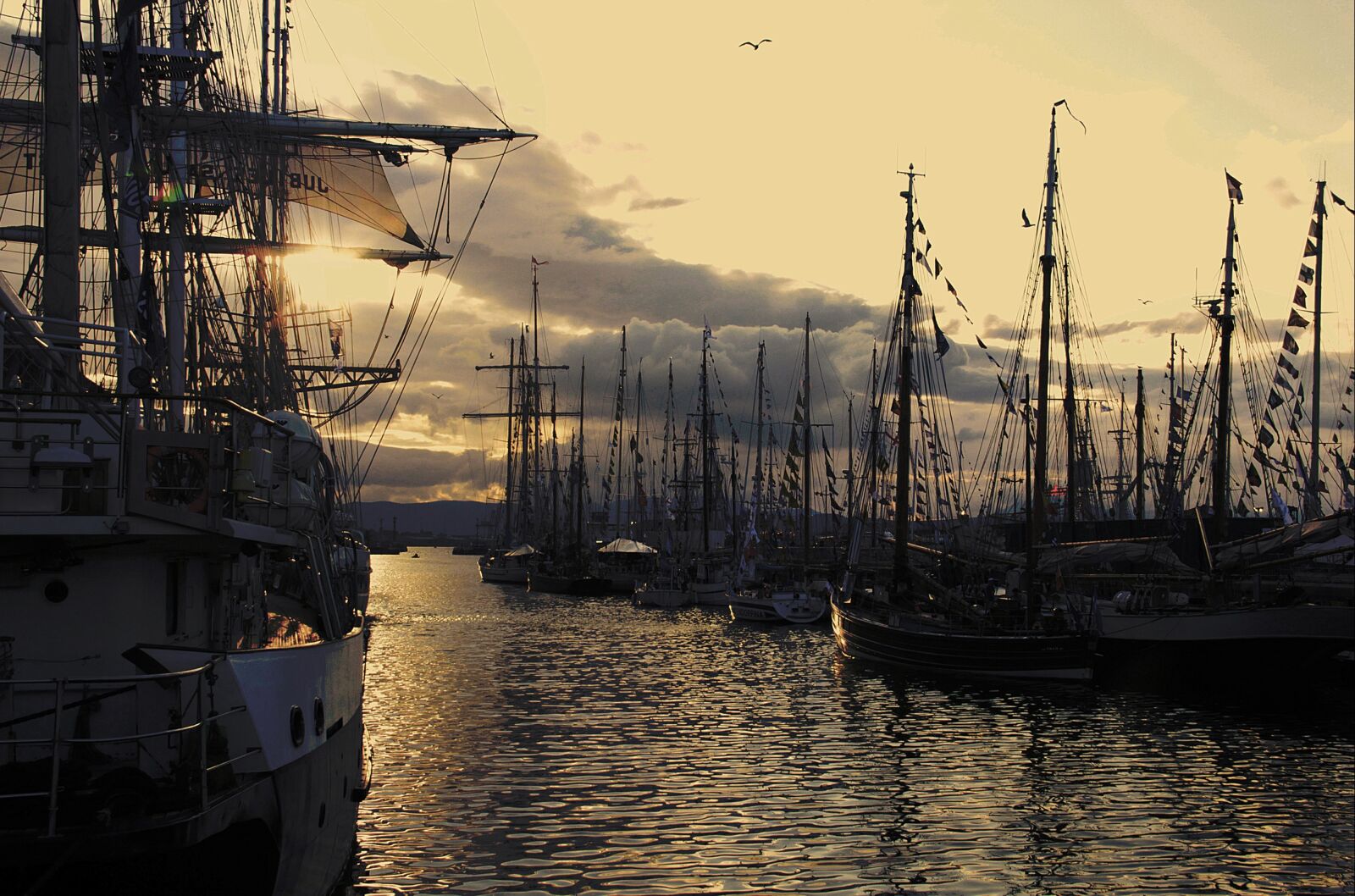 Canon EF-S 18-135mm F3.5-5.6 IS sample photo. Sunset, ship, boat photography