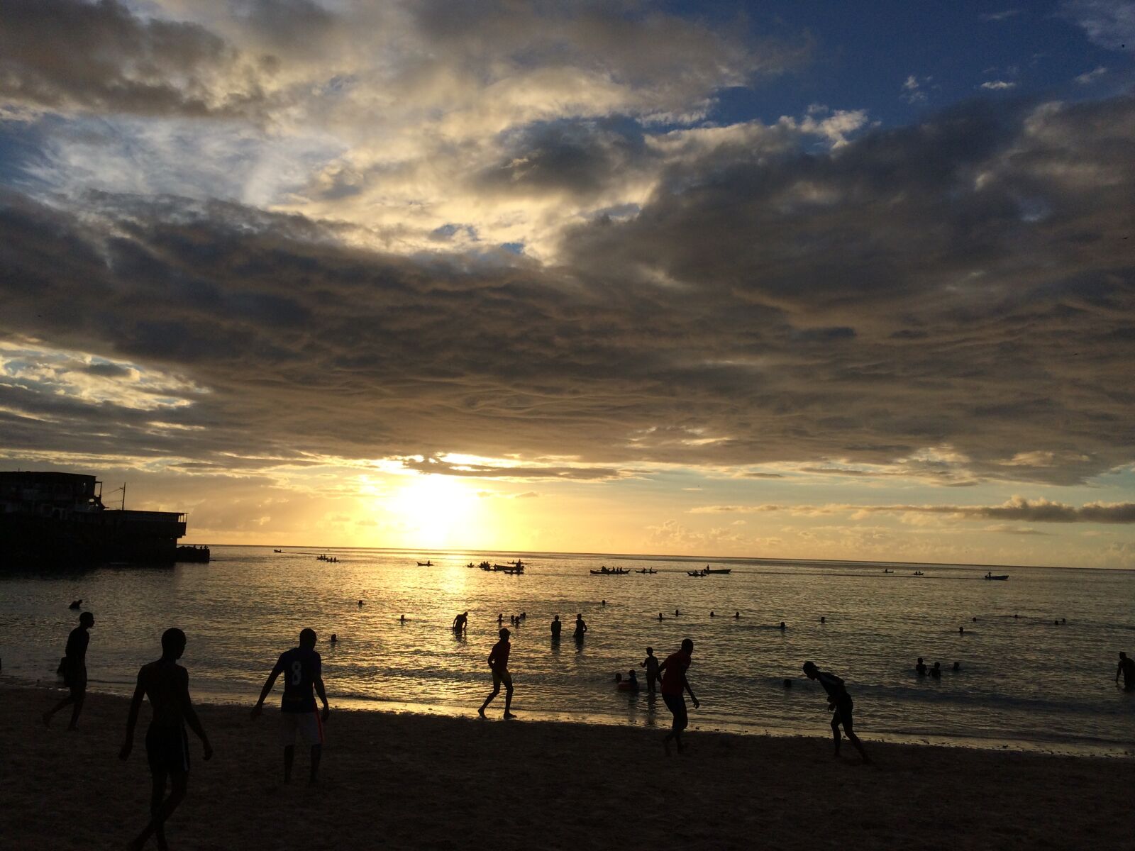 iPhone 5s back camera 4.15mm f/2.2 sample photo. Beach, players, sun, light photography