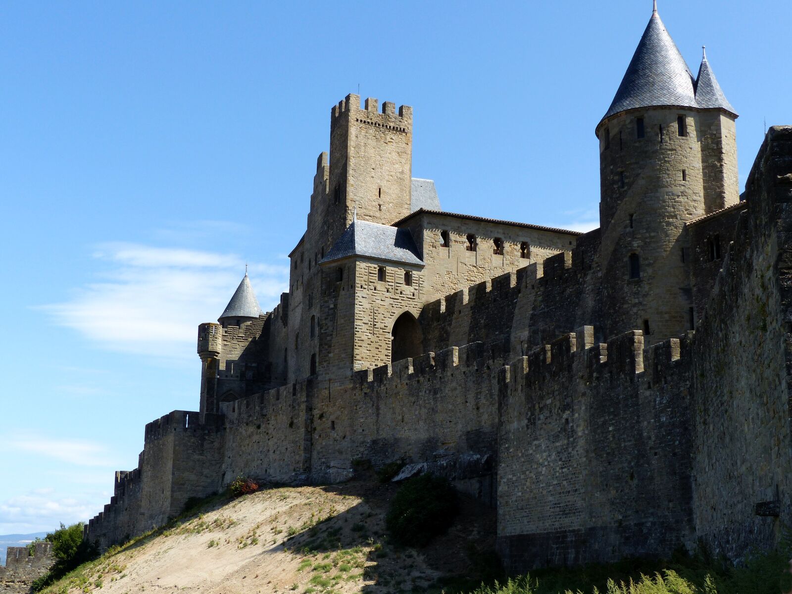 Panasonic Lumix DMC-FZ200 sample photo. Castle, wall, speaker photography