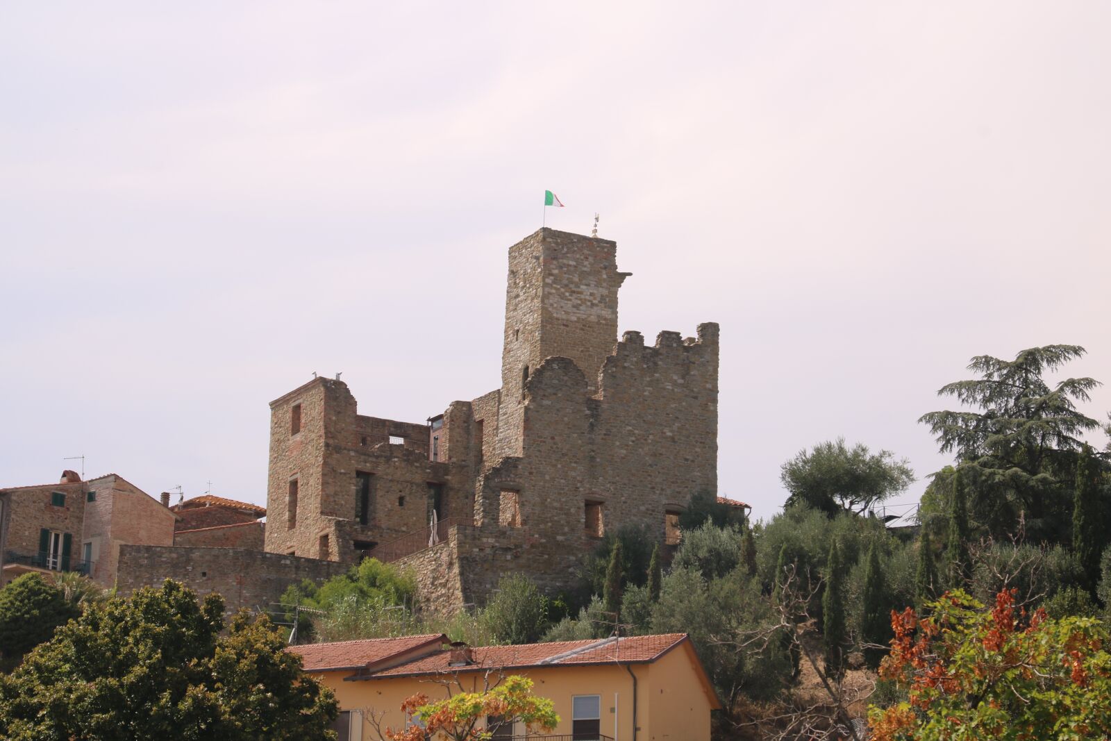 Canon EOS 750D (EOS Rebel T6i / EOS Kiss X8i) + Canon TS-E 90mm F2.8 Tilt-Shift sample photo. Castle, clouds, architecture photography