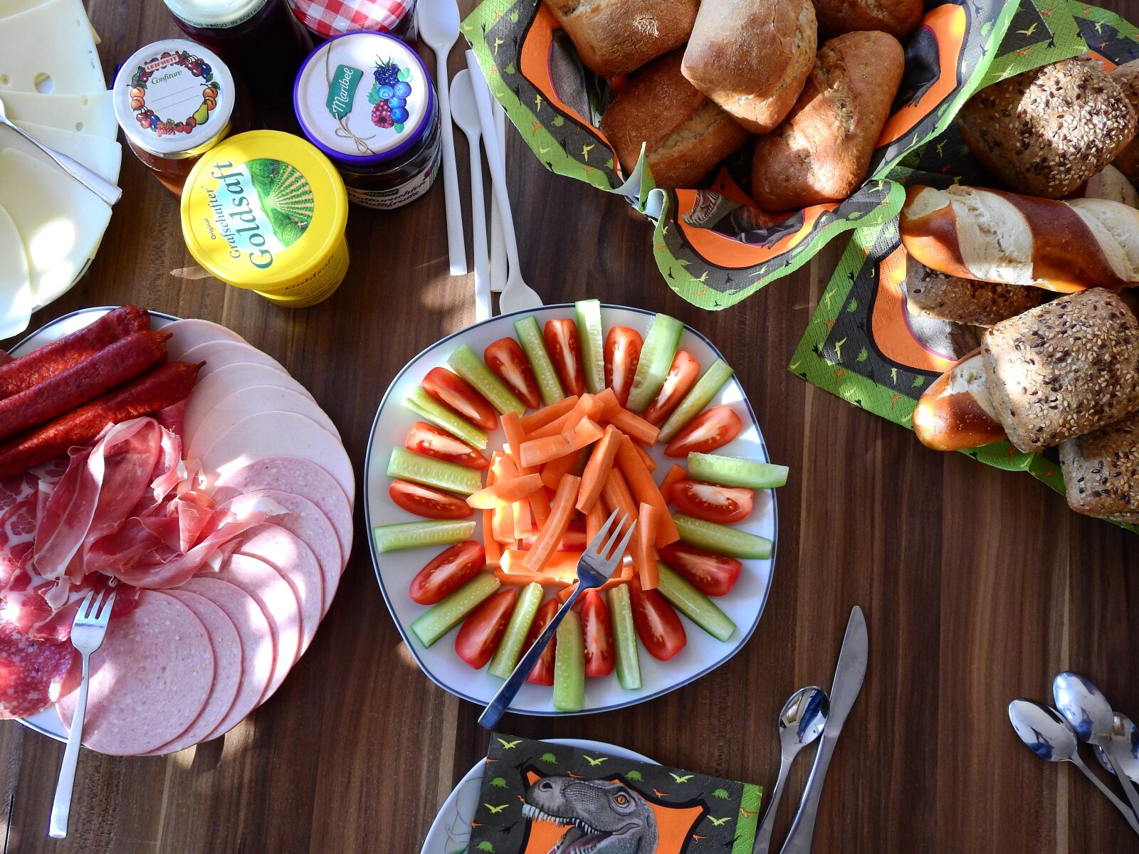 Nikon Coolpix P900 sample photo. Dine, eat, bread photography