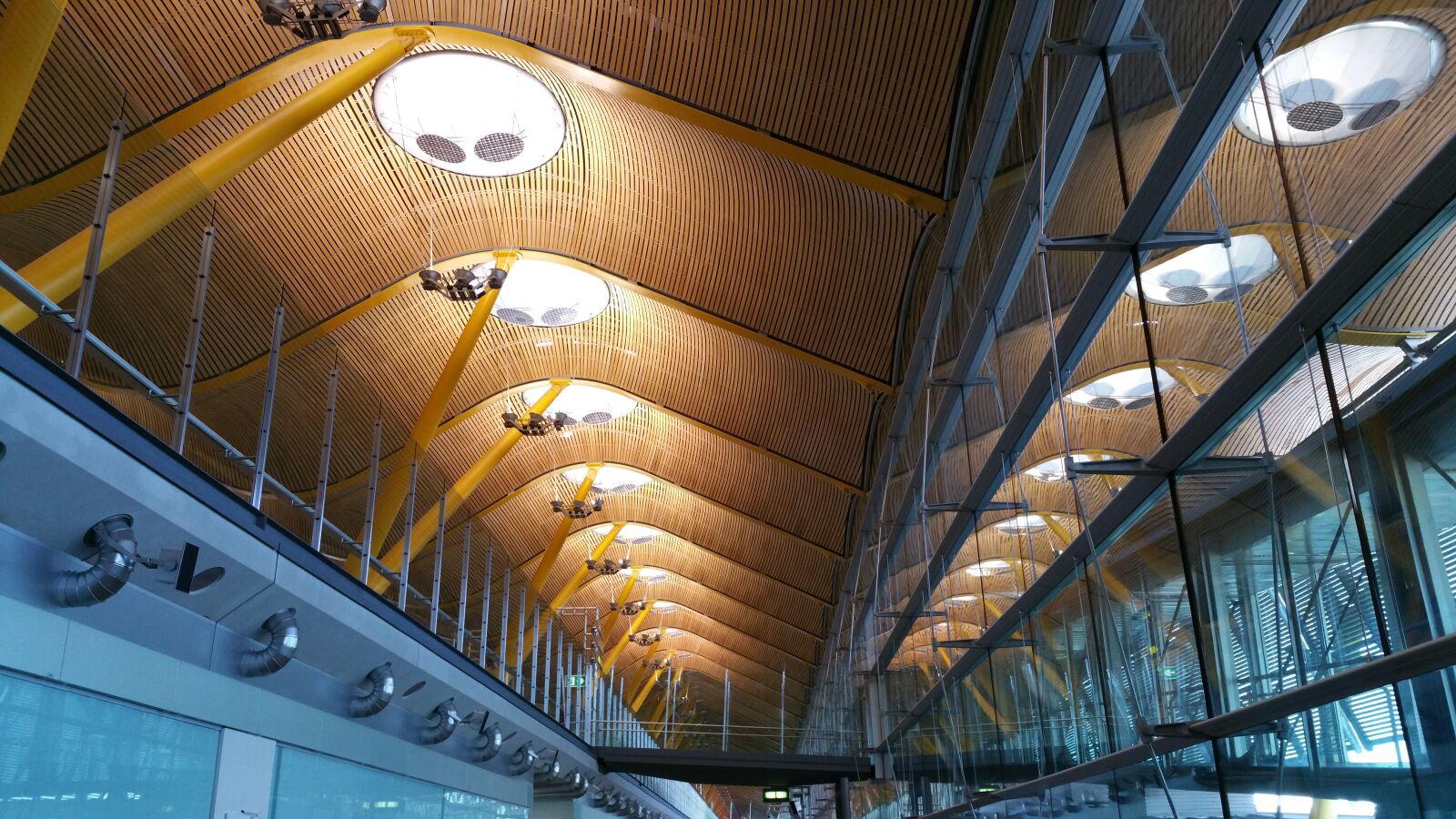Samsung Galaxy Note4 sample photo. Ceiling, airport, terminal photography