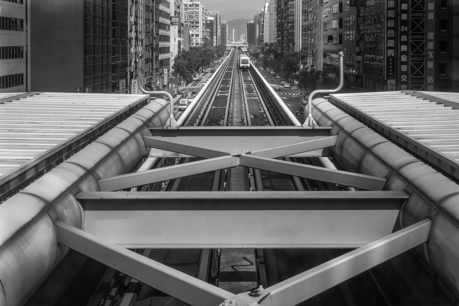 Fujifilm X-T1 + Fujifilm XF 35mm F1.4 R sample photo. Vanishing, point, subway photography