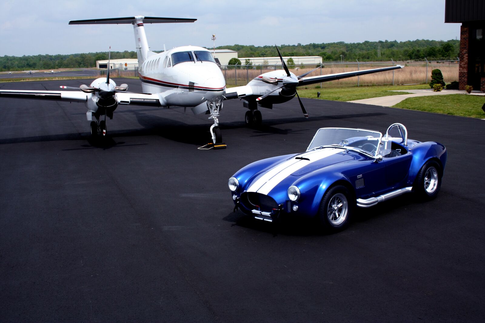 Canon EOS 350D (EOS Digital Rebel XT / EOS Kiss Digital N) sample photo. Shelby cobra, private plane photography