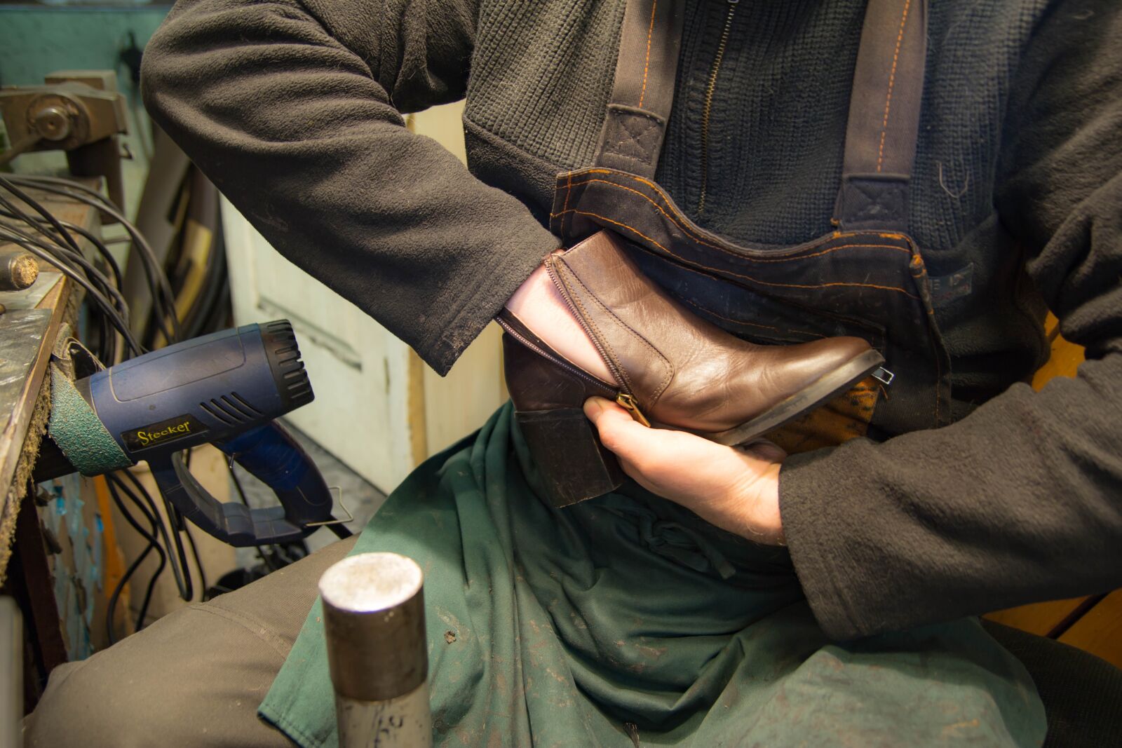 Canon EOS 60D sample photo. Shoe repair, shoemaker, replacement photography