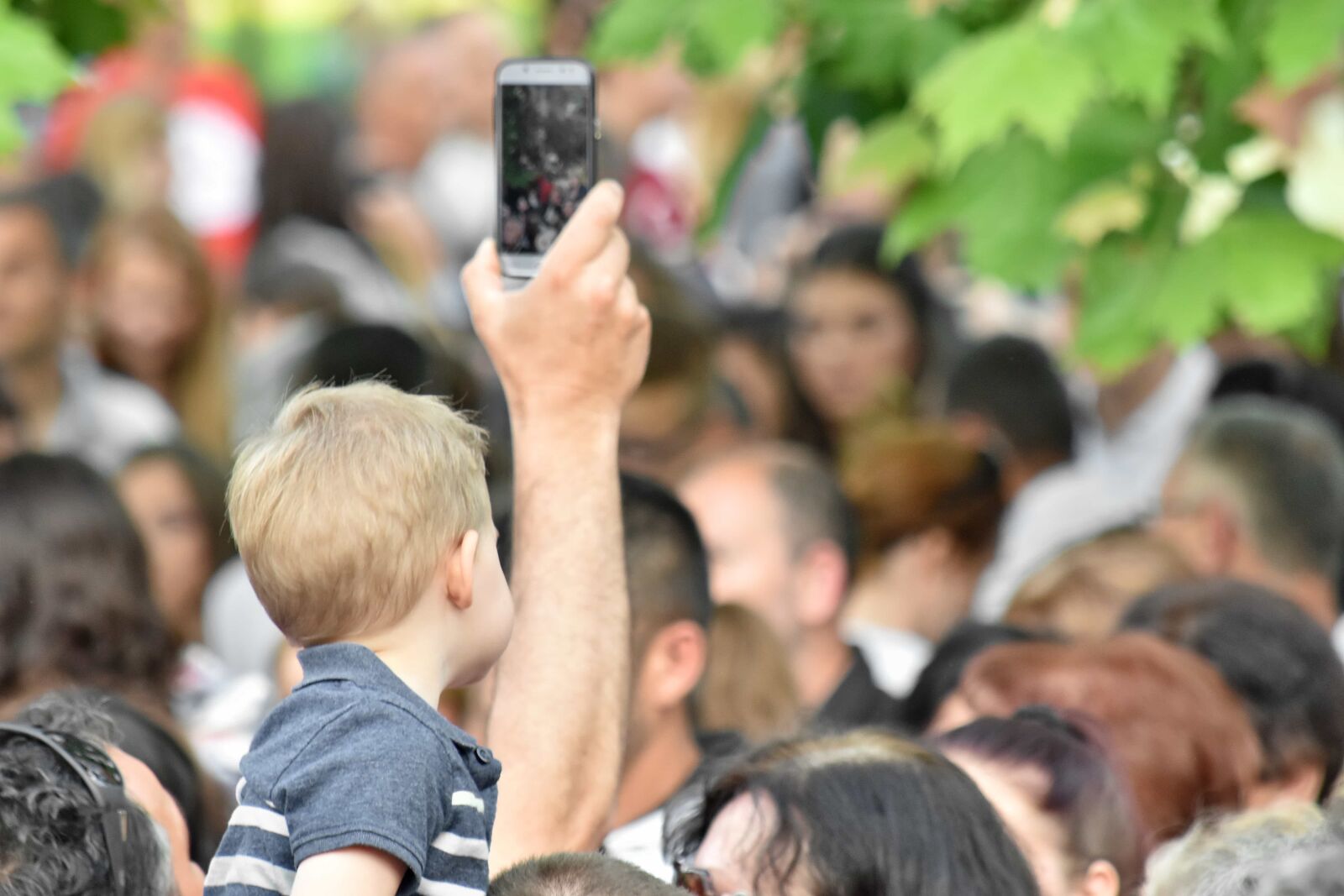 Nikon D5500 sample photo. Cellphone, child, crowd, spectator photography
