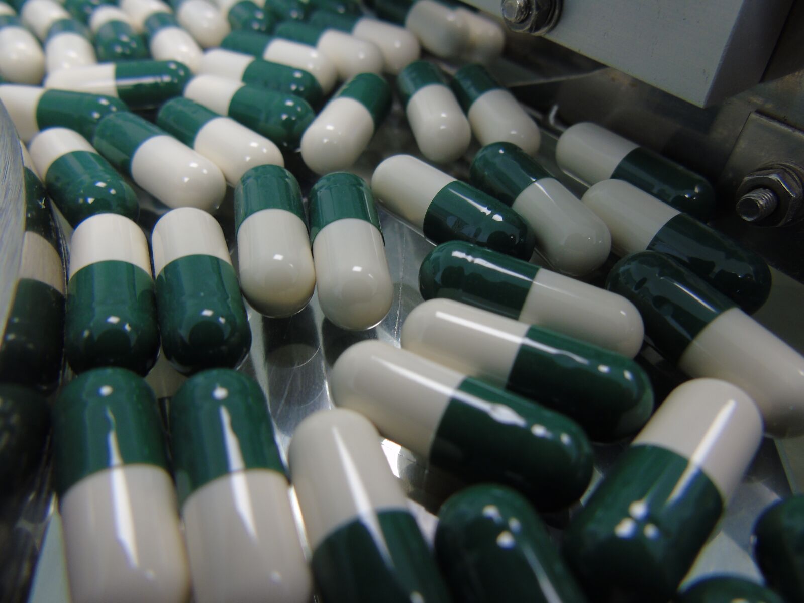Sony Cyber-shot DSC-H400 sample photo. Encapsulate, pills, vitamins photography