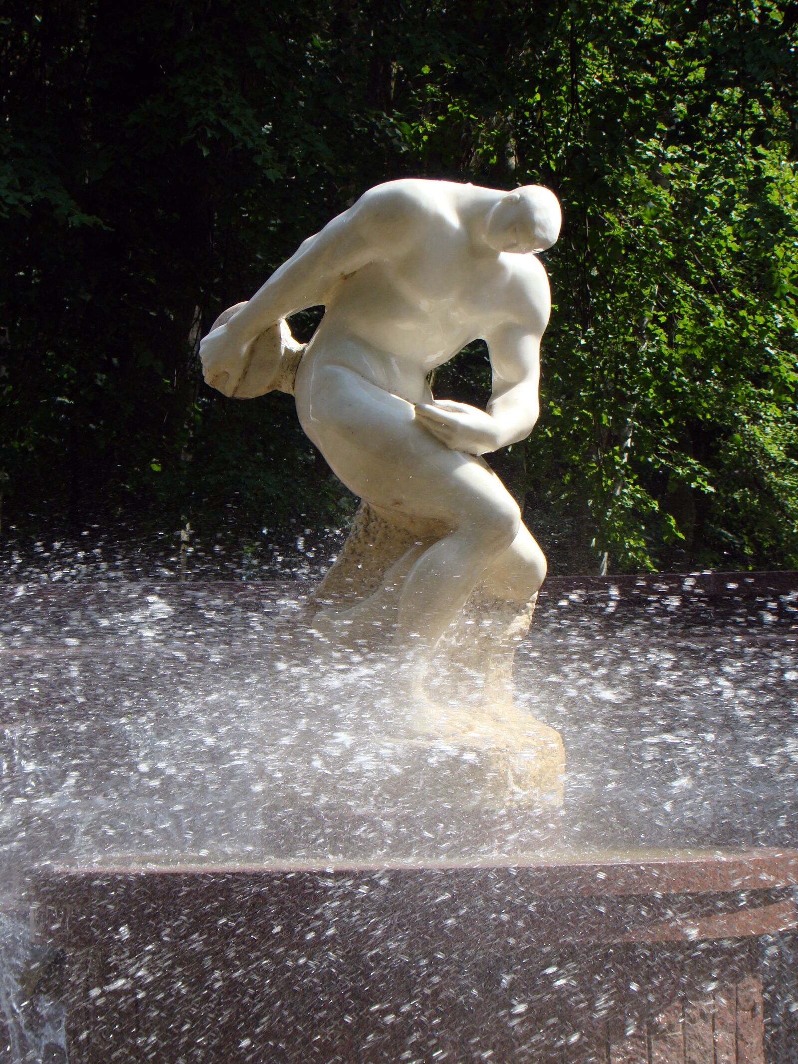 Sony Cyber-shot DSC-H50 sample photo. Fountain, spatter, the statue photography
