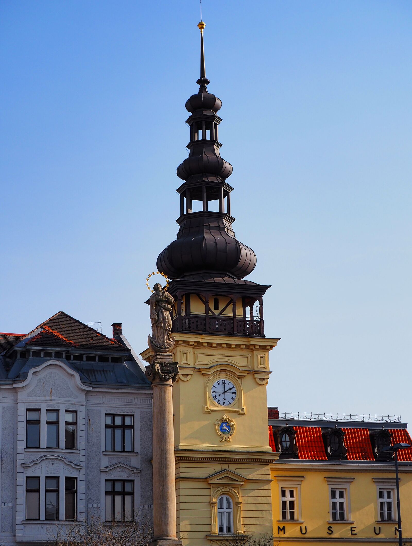 LUMIX G VARIO 45-150/F4.0-5.6 sample photo. Church, statue, history photography
