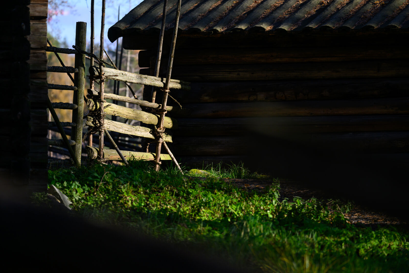 Tamron 150-500mm F5-6.7 Di III VC VXD sample photo. Old fence sunshine photography