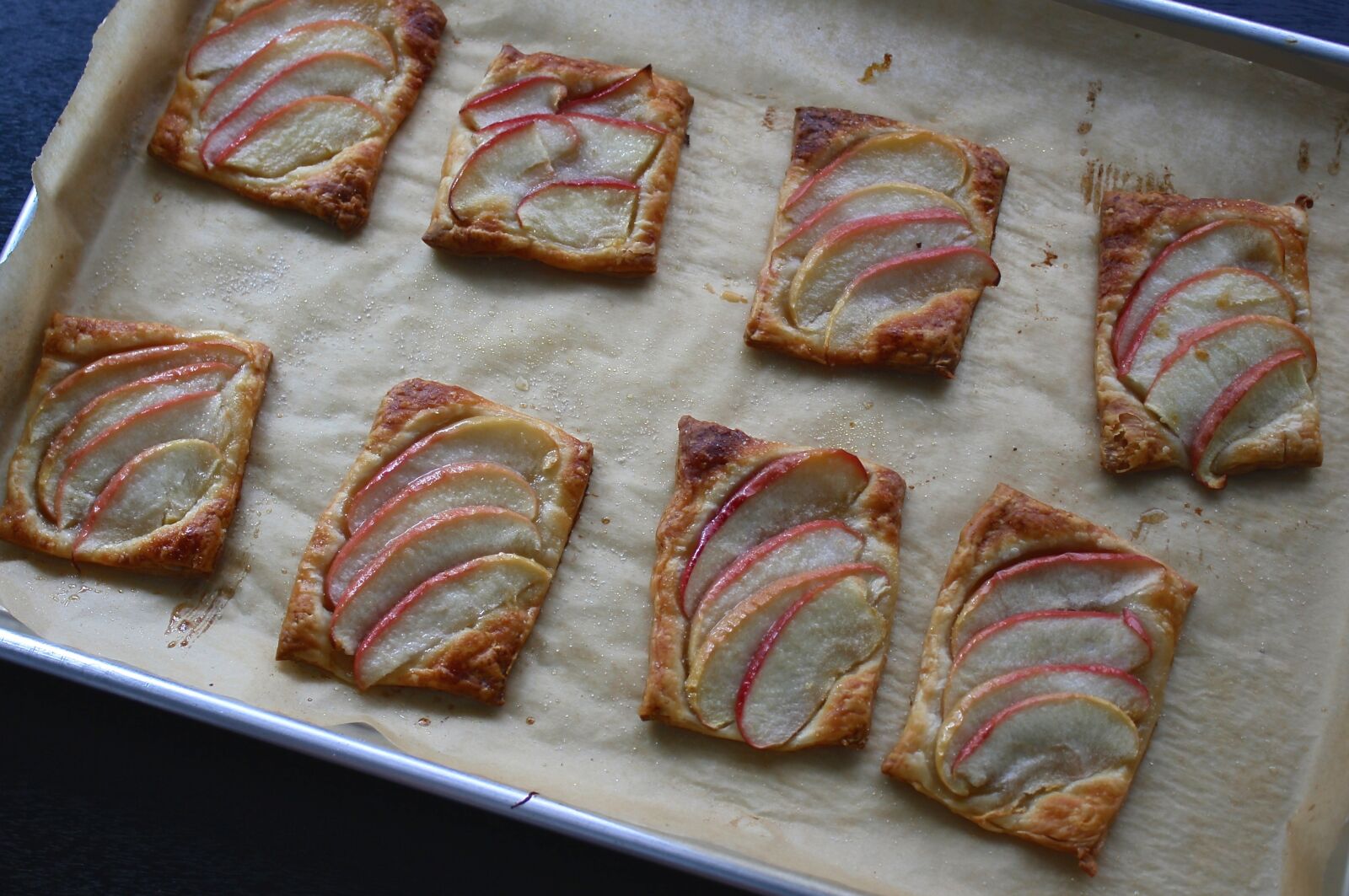 Canon EOS 1000D (EOS Digital Rebel XS / EOS Kiss F) sample photo. Apple tart, pastry, apple photography