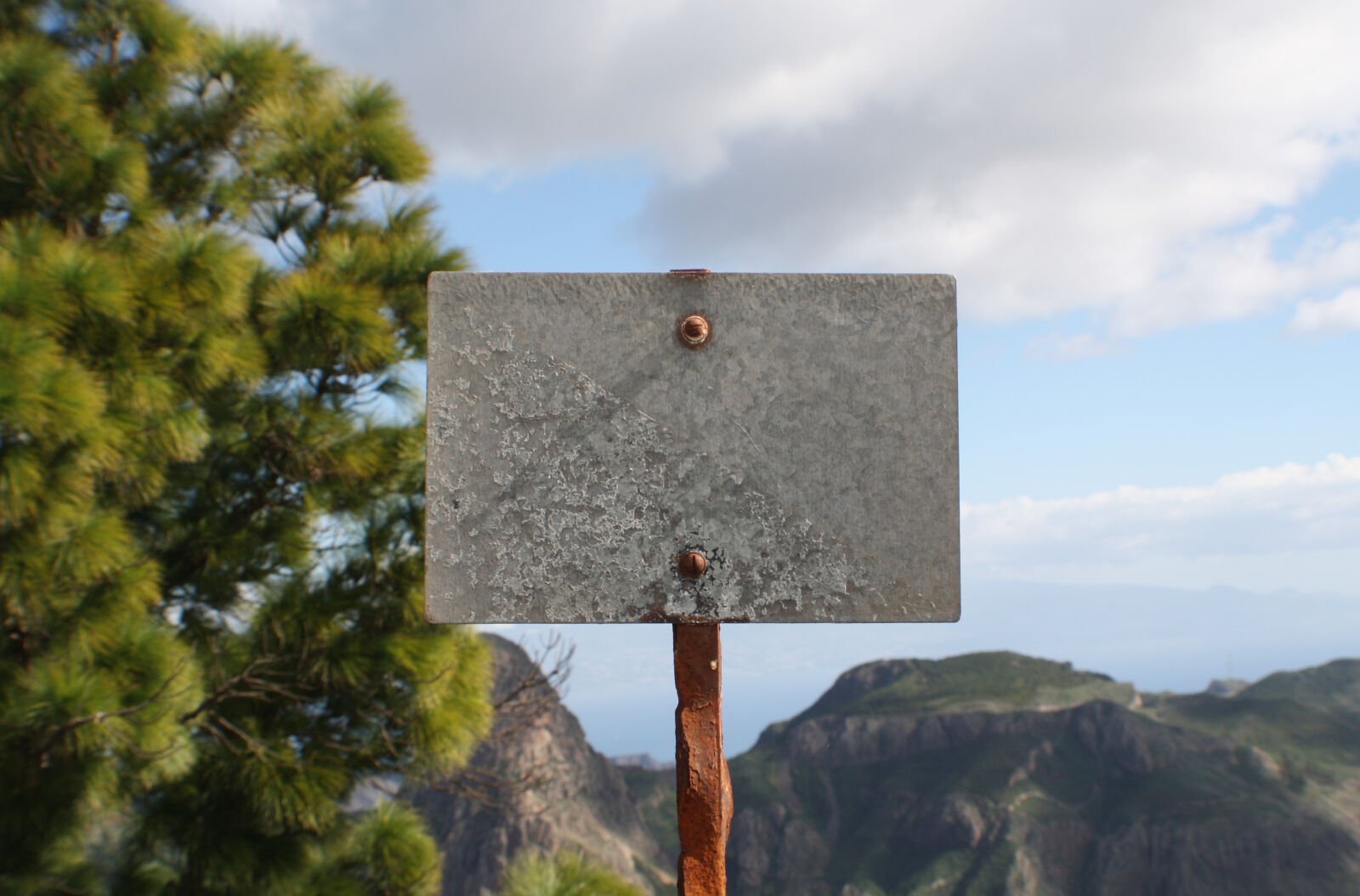 Canon EOS 1000D (EOS Digital Rebel XS / EOS Kiss F) sample photo. Background, hiking, mountains, nature photography