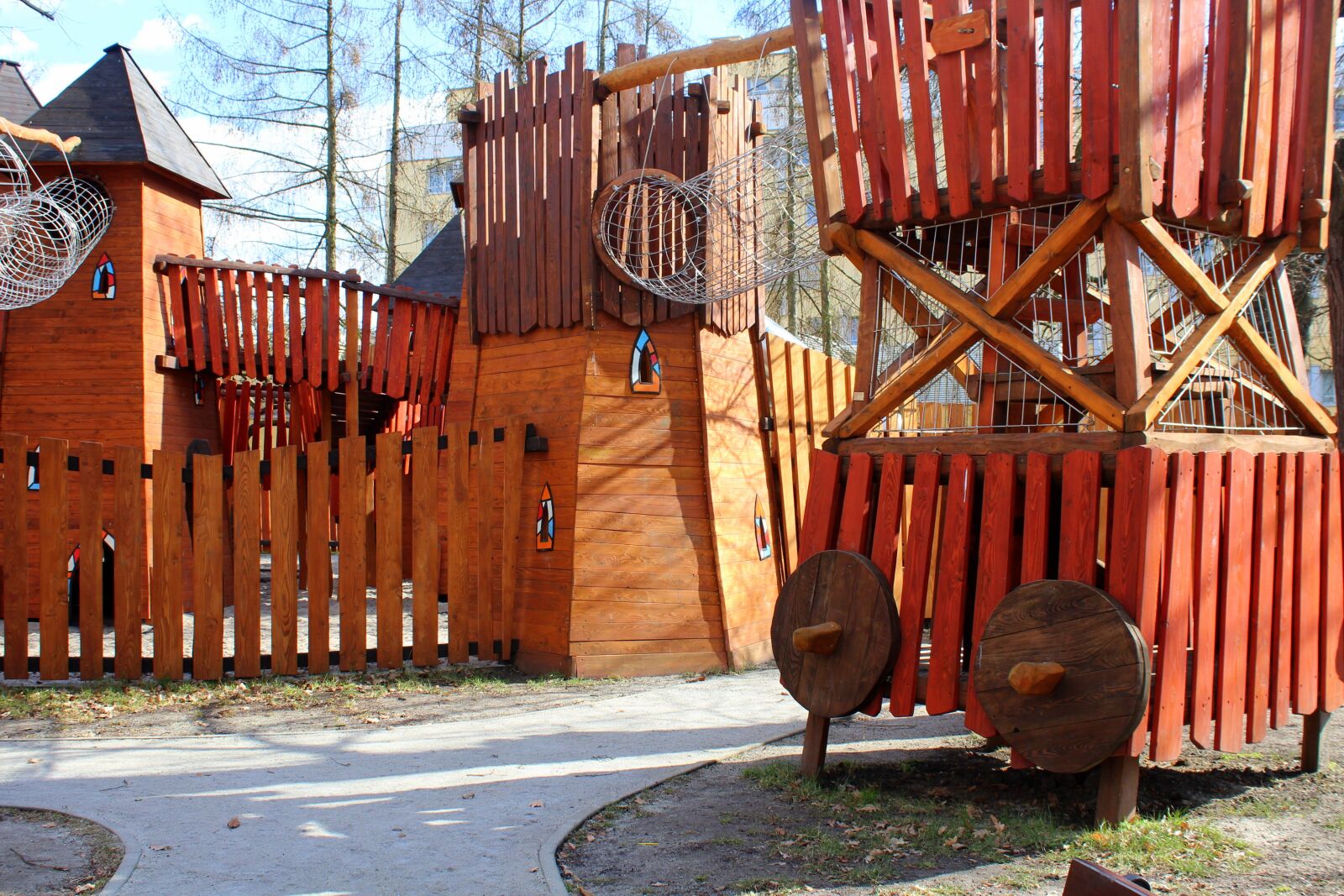 Canon EOS 1200D (EOS Rebel T5 / EOS Kiss X70 / EOS Hi) sample photo. Playground, wooden, fun photography