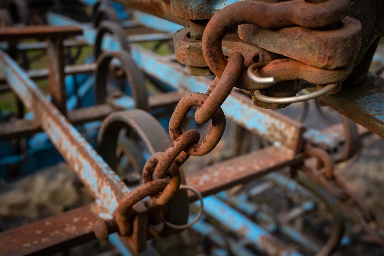 Fujifilm X100F sample photo. Rust, wheels, wheel photography