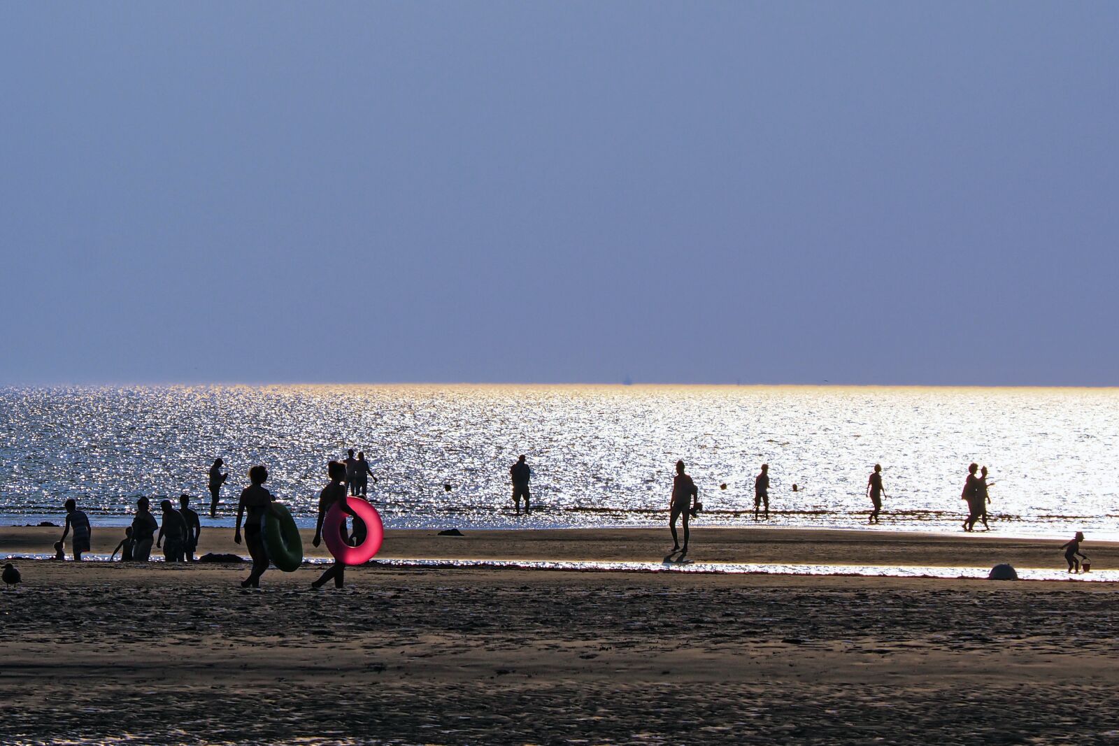 Olympus OM-D E-M10 sample photo. Backlighting, beach, sand beach photography