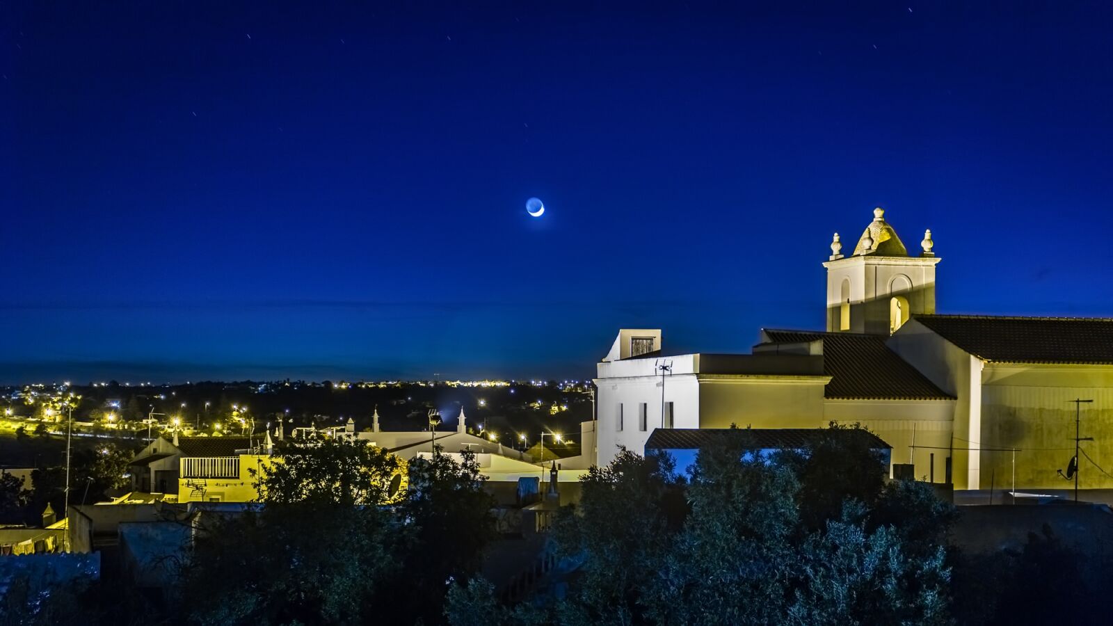 Canon EOS 100D (EOS Rebel SL1 / EOS Kiss X7) sample photo. Church, night, moon photography