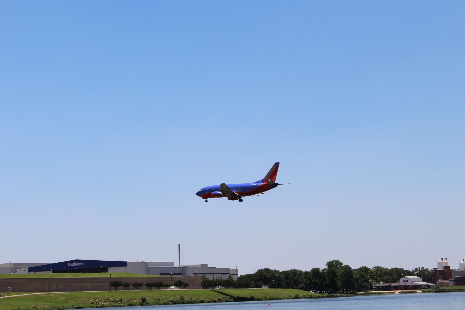 Canon EOS 1200D (EOS Rebel T5 / EOS Kiss X70 / EOS Hi) sample photo. Airplane, sky, plane landing photography
